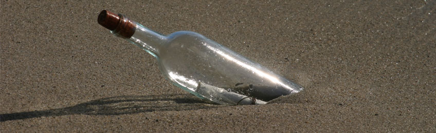 Flaschenpost am Sand ©  michael ledray, Shutterstock.com